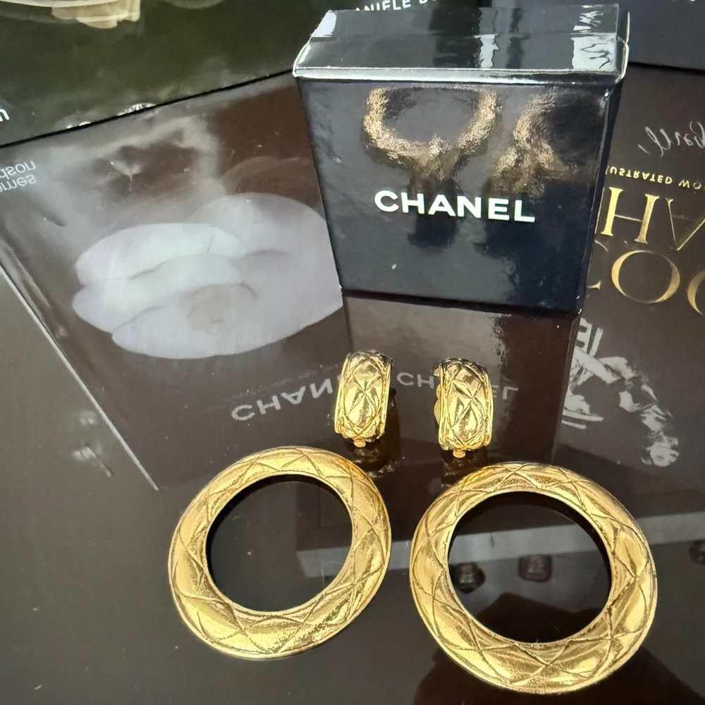 LOT 2137 24K gold plated CHANEL vintage clip on earrings